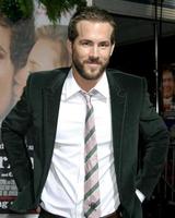 Ryan reynoldsjust amici premieremanns villaggio theaterlos angeles canovember 14 20052005 foto