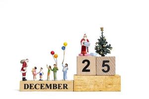 Babbo Natale in miniatura con regali per una famiglia felice, Natale e felice anno nuovo concetto foto