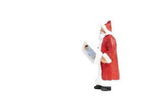 Babbo Natale in miniatura che tiene una confezione regalo isolata su uno sfondo bianco foto