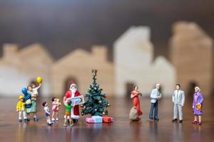 Babbo Natale in miniatura e una famiglia felice, buon Natale e felice anno nuovo concetto