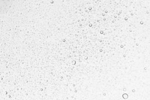 gocce di pioggia su uno sfondo di vetro foto