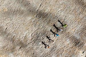 gruppo in miniatura di persone che corrono su un pavimento di cemento, concetto di stile di vita sano foto