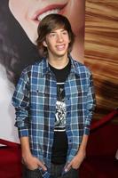 los angeles nov 14 jimmy bennett arriva a il ingarbugliato mondo prima a EL capitano Teatro su novembre 14 2010 nel los angeles circa foto