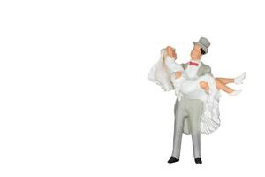 sposa e sposo matrimonio in miniatura isolati su uno sfondo bianco foto