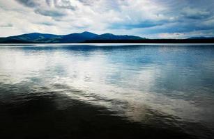 lago e montagne foto