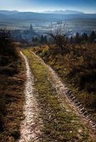 strada di campagna su una montagna foto