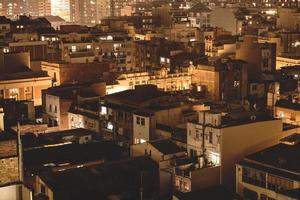 vista notturna del paesaggio urbano di barcellona foto