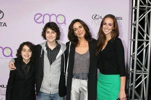 alex nat wolff madre polly drappeggio e cugino jesse drappeggio in arrivo a il ambientale media premi a il ebell Teatro nel los angeles circa su novembre 13 20082008 foto