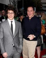 andy samberg jon favreau in arrivo a il io amore voi uomo prima a il mann villaggio Teatro nel Westwood circa su marzo 17 2009 2009 foto