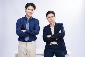 Due asiatico uomini su sfondo foto