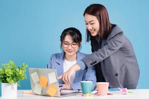 Due asiatico donna d'affari Lavorando sfondo foto