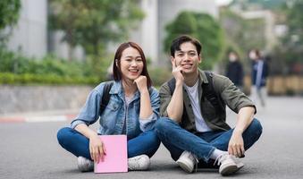Due asiatico alunno a scuola foto
