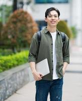 giovane asiatico alunno a scuola foto