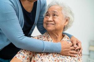 badante Aiuto asiatico anziano donna paziente con amore, cura, incoraggiare e empatia a assistenza infermieristica Ospedale, salutare forte medico concetto. foto