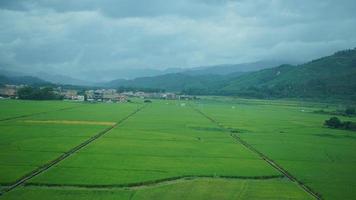 il bellissimo campagna Visualizza a partire dal il che cola treno su il Sud di il Cina foto