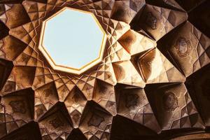 Kashan, iran, 2022 - bellissimo cupola interno nel iraniano islamico edificio foto