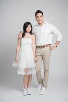 coppia felice asiatica innamorata su sfondo bianco foto