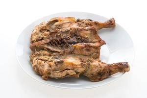 pollo alla griglia sulla piastra bianca foto