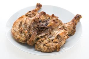 pollo alla griglia sulla piastra bianca foto