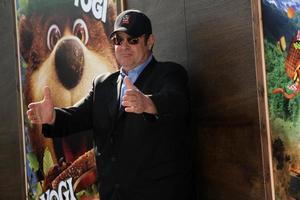 los angeles dec 11 dan aykroyd arriva a il yogi orso 3d prima a il villaggio Teatro su dicembre 11 2010 nel Westwood circa foto