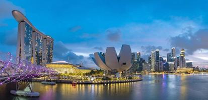 skyline di paesaggio urbano di singapore a marina bay in twilight time foto