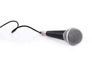 microfono isolato su uno sfondo bianco foto