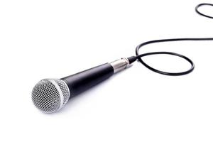 microfono su uno sfondo bianco