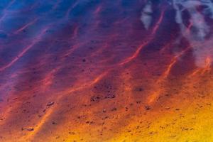 fondo astratto rosso e giallo dell'acqua che scorre foto