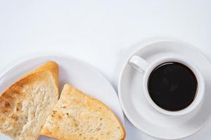 caffè nero e pane tostato foto