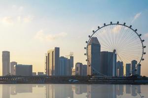 singapore, 2021 - ruota panoramica gigante e paesaggio urbano al tramonto