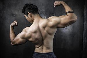 ritratto di uomo asiatico grande muscolo in palestra, persone thailandesi, allenamento per una buona salute, allenamento con il peso corporeo, fitness in palestra foto