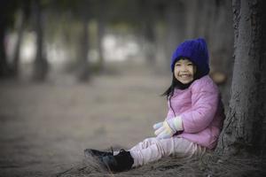 ritratto di asiatico poco ragazza nel tempo metereologico stoffa foto