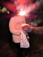 persone Tenere sparklers nel mani festeggiando un' vacanza foto