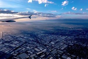 volante al di sopra di città di los angeles a tramonto foto