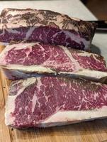 bellissimo asciutto anziano usda primo ribeye bistecca pronto per griglia foto