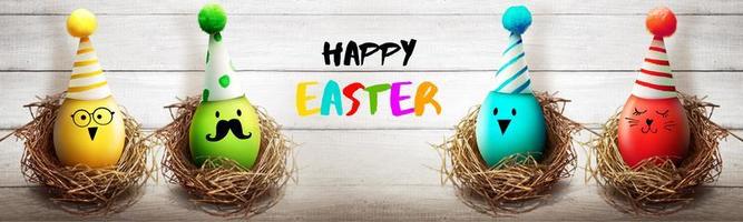 sfondo di Pasqua con uova di Pasqua colorate su sfondo di legno. foto