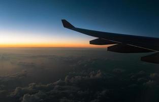 ala aereo e il Visualizza a partire dal il altezza di il finestra aereo nel crepuscolo cielo foto