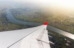 ala aereo con fiume e paesaggio foto