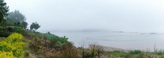 panorama di Mekong fiume con nebbia nel mattina foto