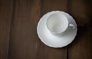 tazza di caffè bianca su fondo di legno foto