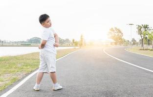 obeso Grasso ragazzo esercizio a parco su mattina foto