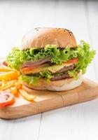 delizioso Hamburger su legna palte e legna sfondo foto