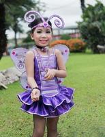 carino cheerleader nel viola insetto costume. foto