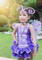 carino cheerleader nel viola insetto costume. foto