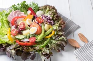 chiuso su di fresco mescolare vegetazione insalata foto