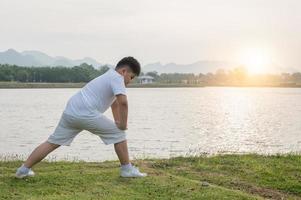 obeso Grasso ragazzo esercizio a parco su mattina foto