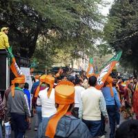 delhi, India, dicembre 02 2022 -bhratiya janata festa bjp sostenitore durante mega strada mostrare nel supporto di bjp candidato pankaj luthara per file nomina documenti avanti di mcd Locale corpo elezioni 2022 foto