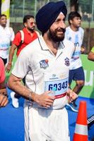 nuovo delhi, India - ottobre 16 2022 - vedanta delhi metà maratona gara dopo covid nel quale maratona partecipanti di per attraversare il finire linea, delhi metà maratona 2022 foto