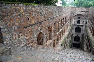 agrasen ki baoli - passo bene situato nel il mezzo di connaught posto nuovo delhi India, vecchio antico archeologia costruzione foto