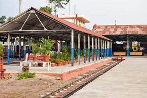 Visualizza di giocattolo treno ferrovia brani a partire dal il mezzo durante giorno vicino calca ferrovia stazione nel India, giocattolo treno traccia Visualizza, indiano ferrovia giunzione, pesante industria foto